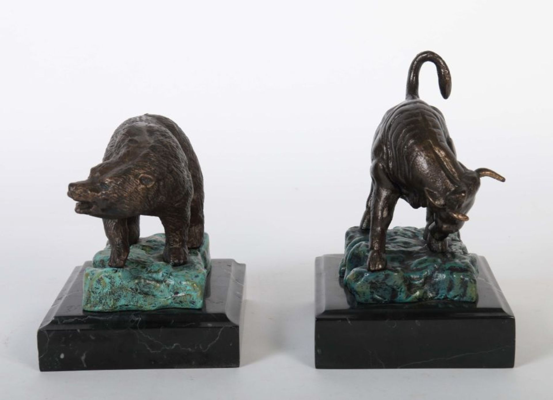 Bildhauer des 20. Jh. Tierpaar "Bulle und Bär", Metallguss, bronziert, vollplastische Ausführung - Bild 3 aus 3