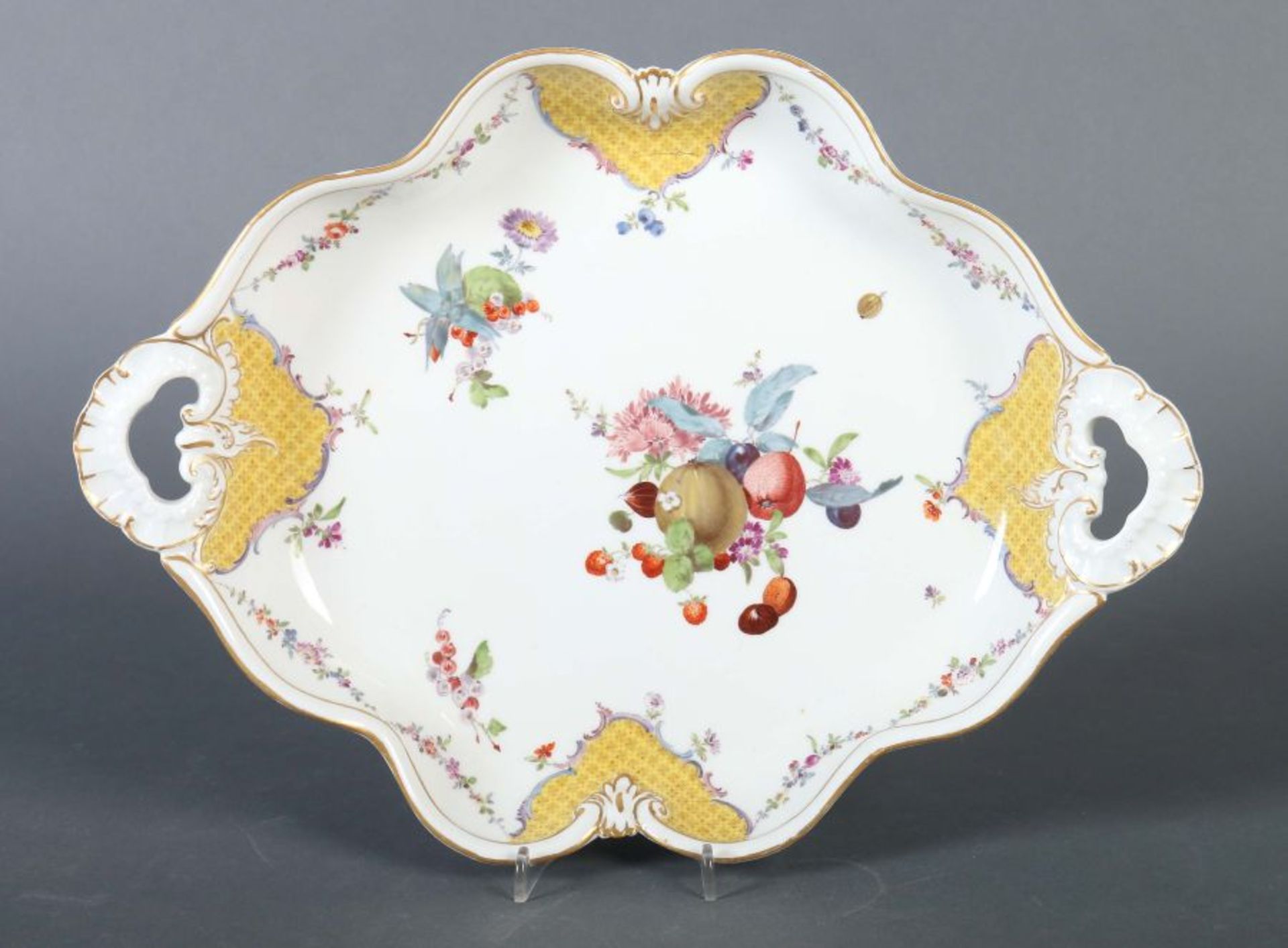 Tablett Meissen, wohl Mitte 19. Jh., Porzellan, glasiert und in Aufglasurmalerei mit Blumen und