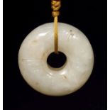 Jade-Anhänger China, wohl frühe Qing-Dynastie, helle seladonfarbene Jade, ringförmiger Anhänger