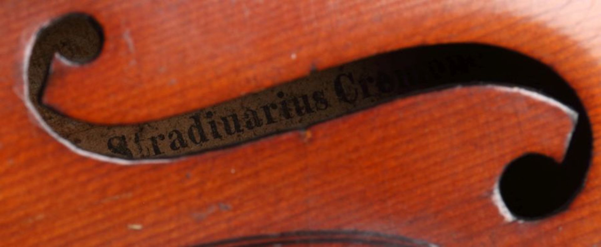Geige mit 2 Bögen auf innenliegendem Zettel bez: "Antonius Stradivarius Cremonensis Facibat Anno - Bild 4 aus 7