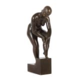 Bildhauer des 20. Jh. "Strumpf anziehende Frau", Bronze, patiniert, vollplastische Figur eines