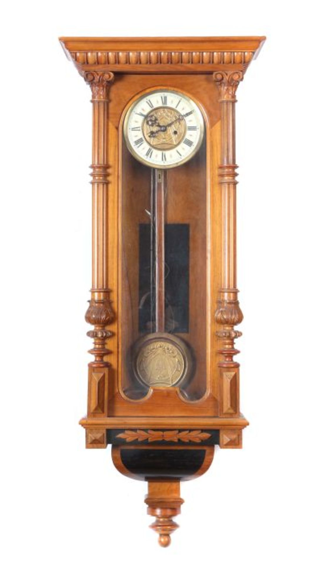 Regulator mit römischen Stundenzahlen Um 1900, Emaillezifferring um eine Messingscheibe mit