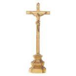 Standkruzifix 19./20. Jh., Holz, goldfarbig gefasst, mit vollplastisch geschnitztem Corpus Christi