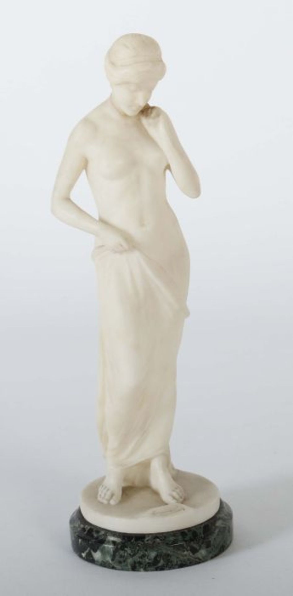 Bildhauer des 19./20. Jh. "Nach dem Bade", Alabaster, vollplastische Figur eines stehenden - Bild 5 aus 5