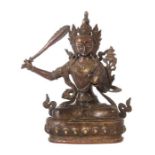 Manjushri Tibet, 19./20. Jh., Bronze, in vajrasana sitzende Gottheit auf Lotussockel, die linke