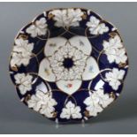 Prunkteller Meissen, nach 1934, Porzellan, glasiert, gemuldete Form, kobaltblauer Fond, im Spiegel
