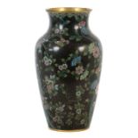 Cloisonné-Vase China, wohl 19. Jh., Vase mit polychromem Dekor von blühenden Chrysanthemen,