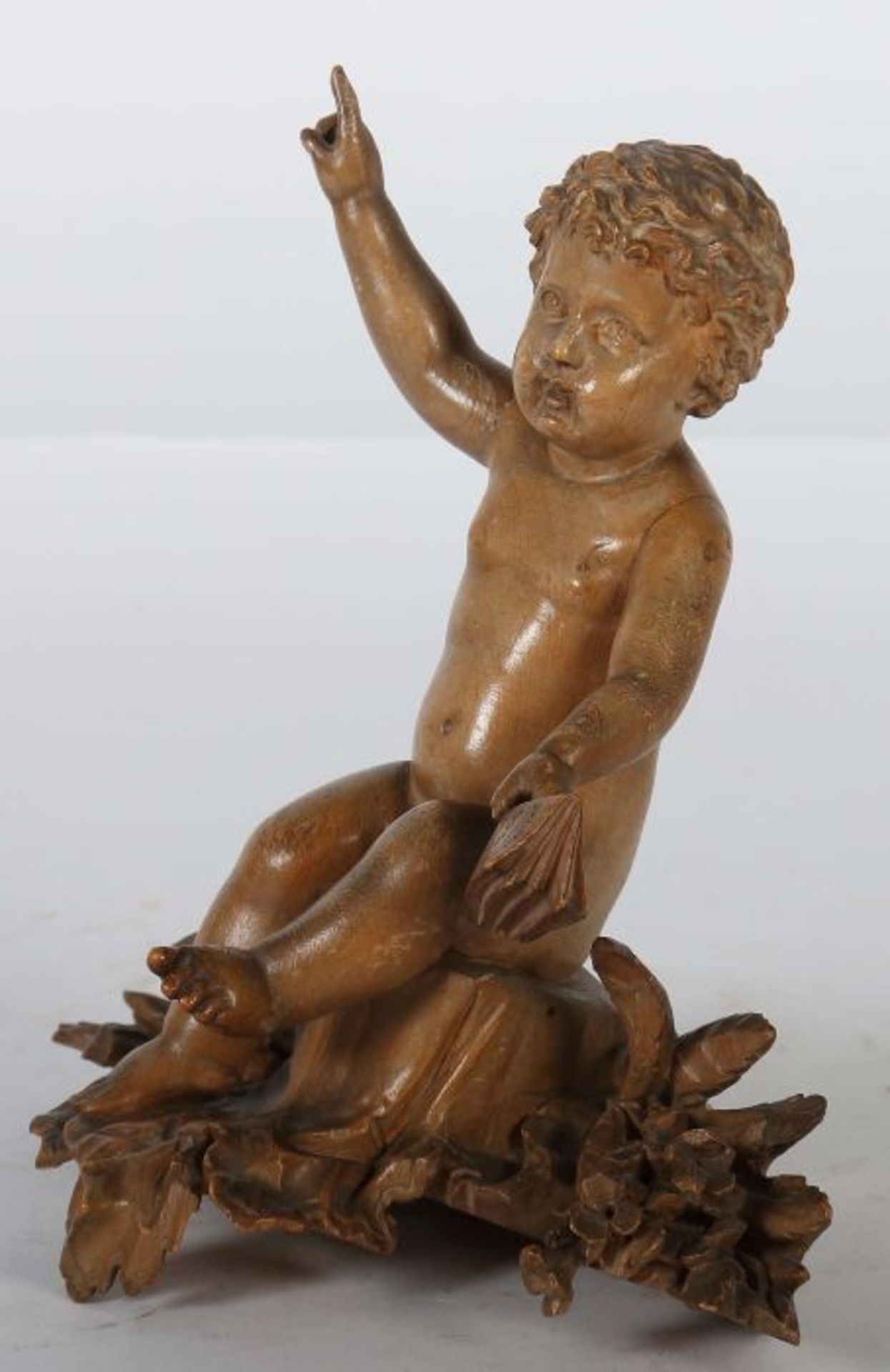 Bildschnitzer des 19. Jh. "Putto", Holz geschnitzt, vollplastische Figur eines Knabens mit Buch in - Bild 2 aus 3