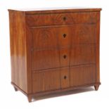 Vierschübige Biedermeier-Kommode 2. Viertel 19. Jh., Nussbaum furniert, spitz zulaufende Füße, 3+