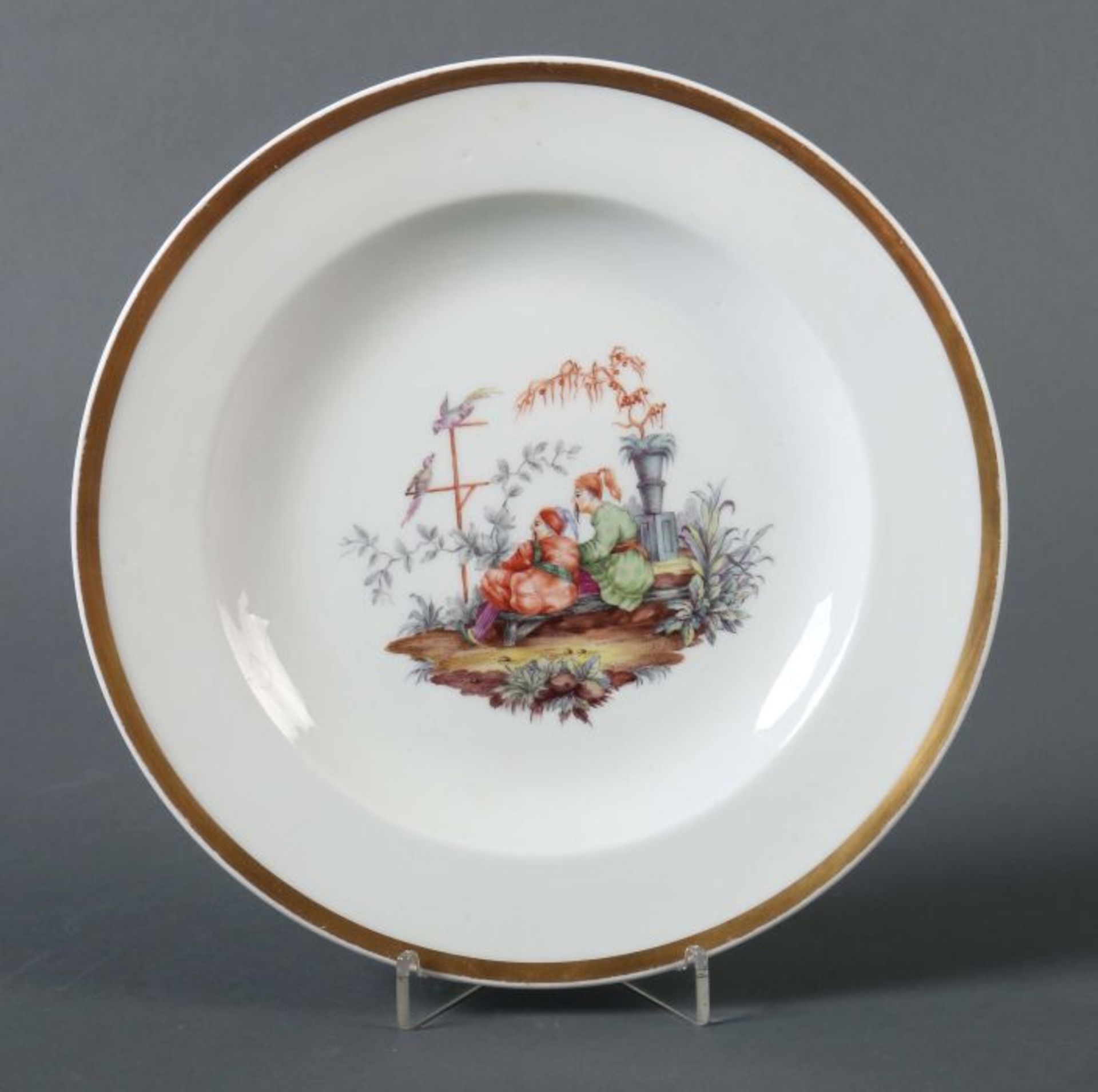 Teller mit Chinoiserie Meissen, 1860-1924, Porzellan, die Fahne mit Goldrand, im Spiegel aus