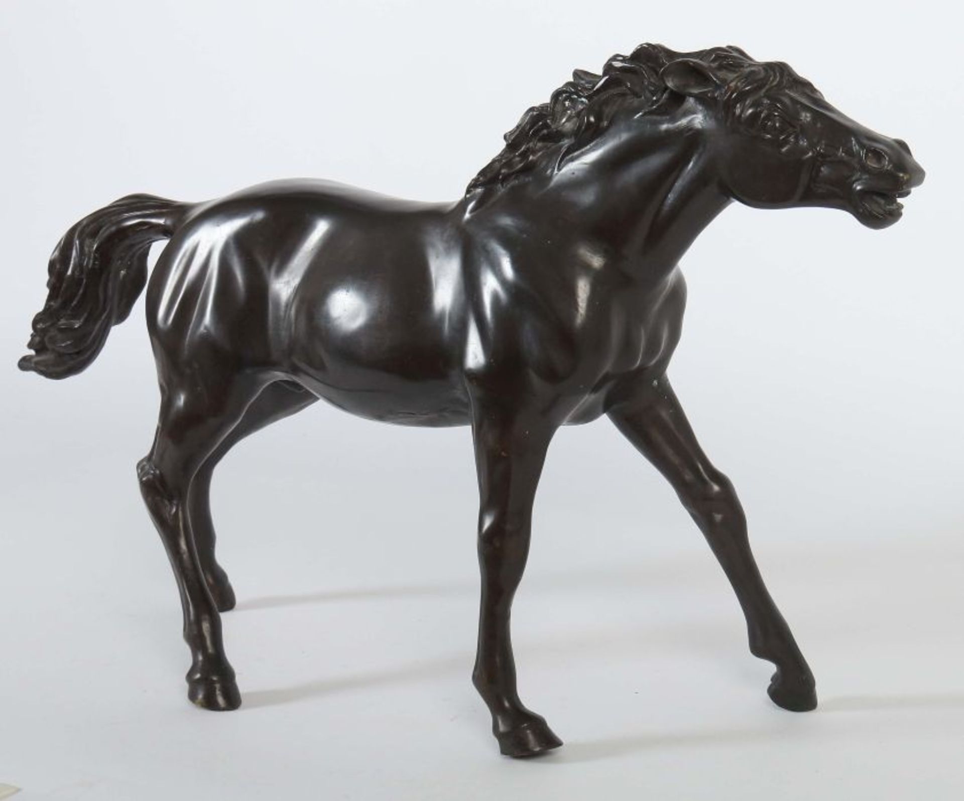 Bildhauer des 20. Jh. "Wieherndes Pferd", vollplastische Ausführung des Tieres in Schrittstellung, - Bild 2 aus 3