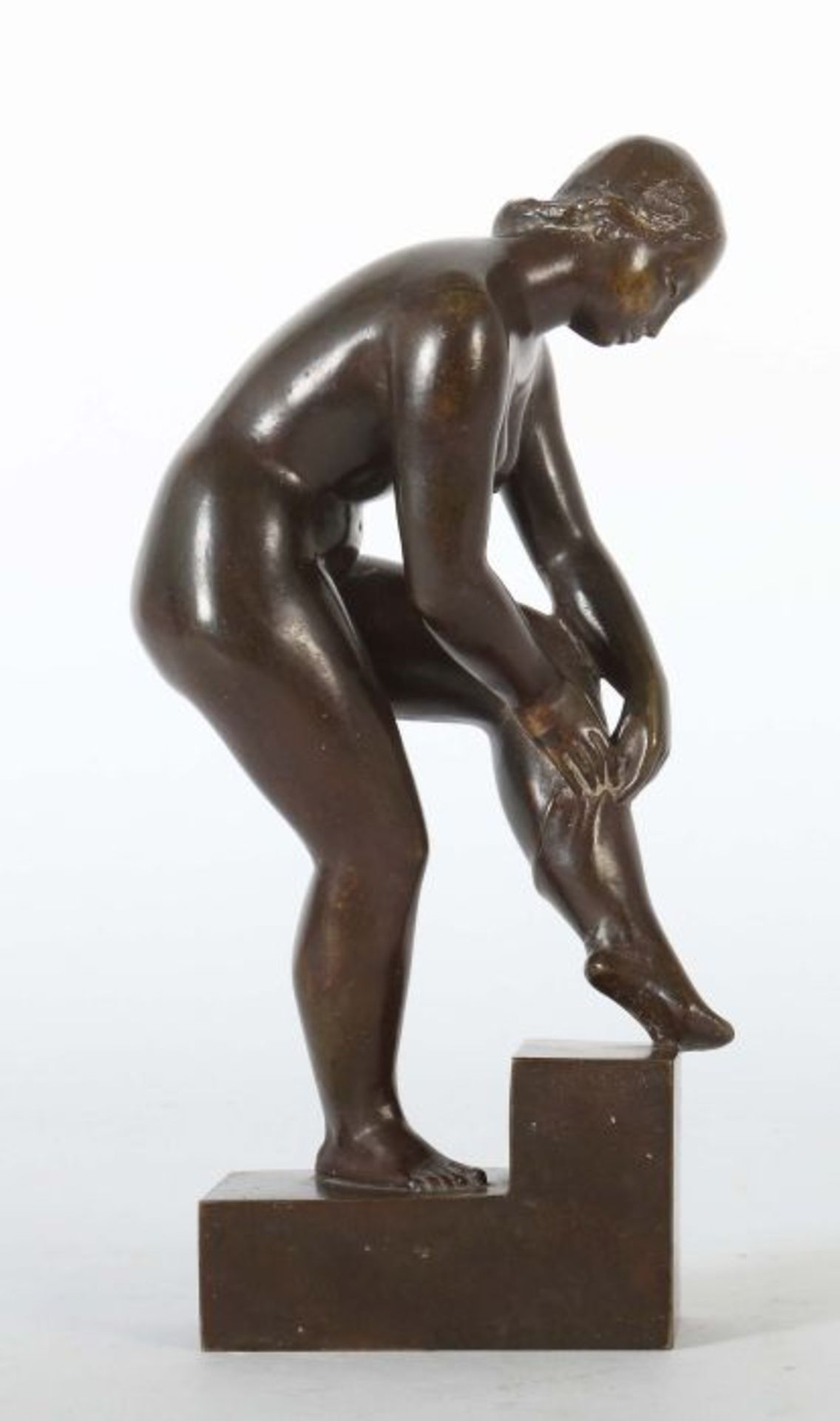 Bildhauer des 20. Jh. "Strumpf anziehende Frau", Bronze, patiniert, vollplastische Figur eines - Bild 2 aus 3