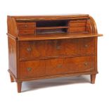 Zylinder-Bureau um 1800, Nussbaum furniert, zweischübiger Korpus, spitz zulaufende Füße,