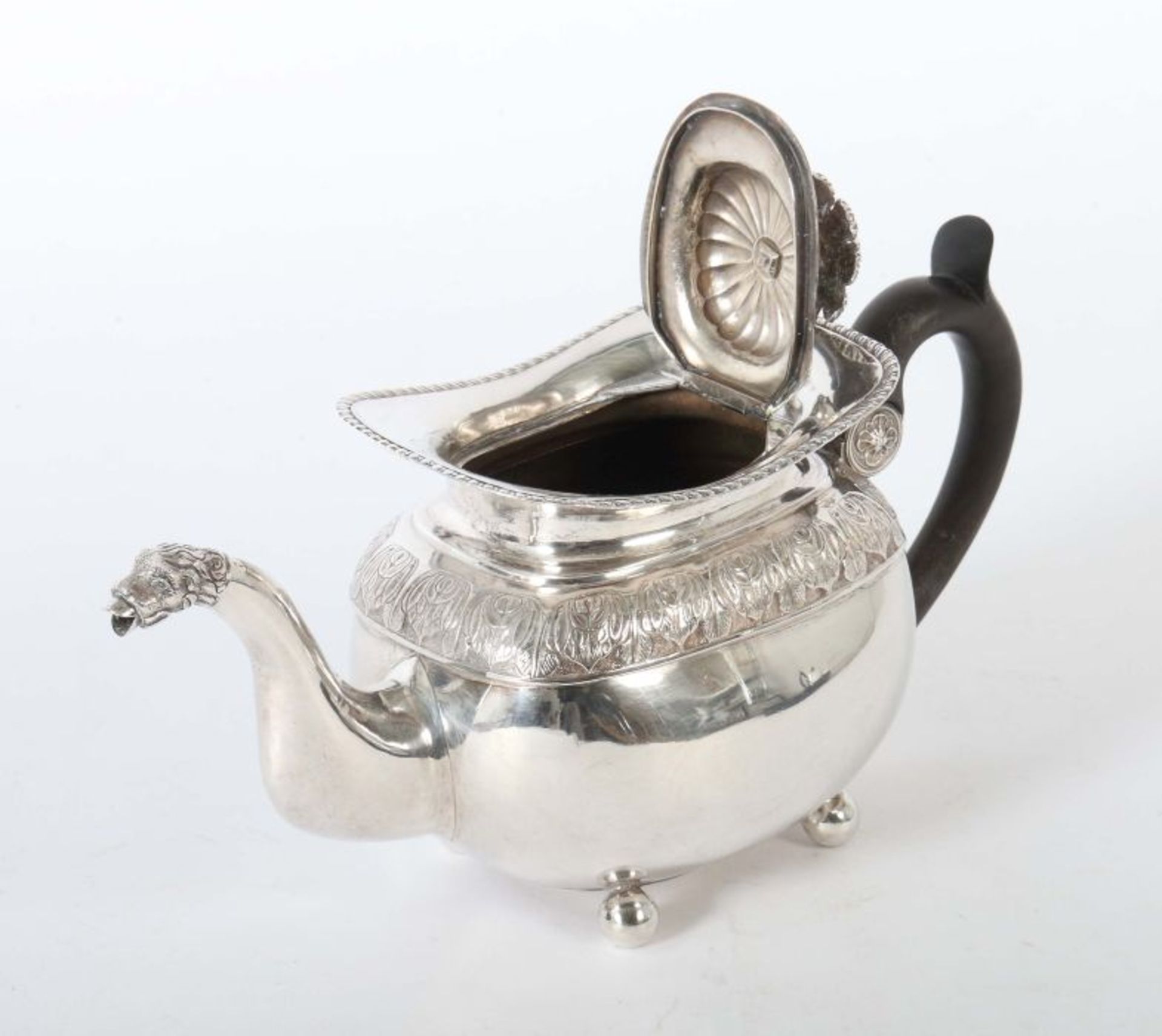 Teekanne Hamburg, 1. Drittel 19. Jh., Silber, ca. 474 g, von 4 Kugelfüßen getragener ovaler - Bild 3 aus 3