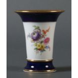 Trompetenvase Meissen, 1860-1924, Porzellan, glasiert, frontal und rückseitig je Blumenbouquet in