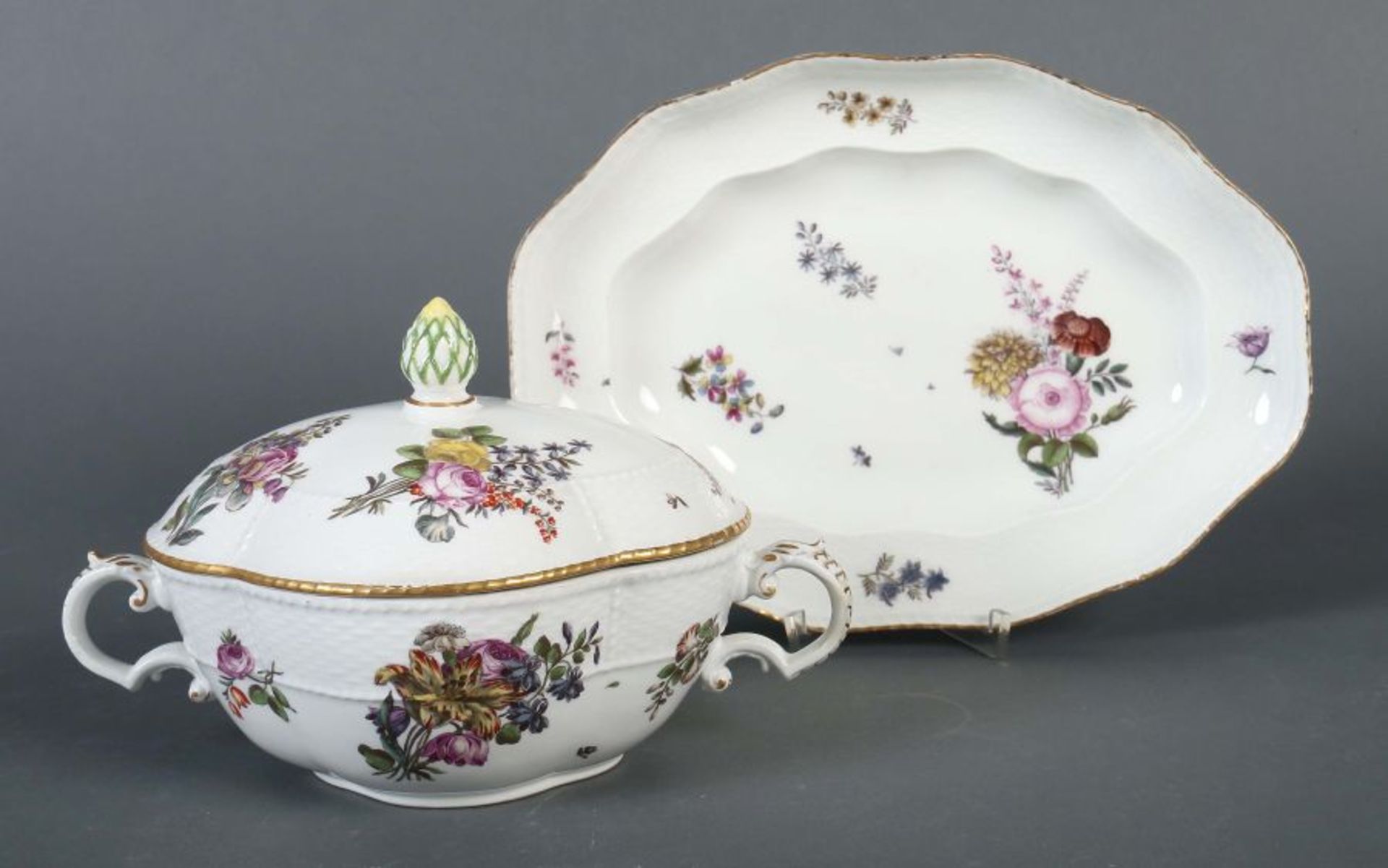 Kleine Deckelterrine mit Unterer Meissen, ca. 1756-80, Porzellan, glasiert und in polychromer