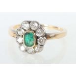 Entourage-Ring Anfang 20. Jh., Gelbgold 585/Silber, der Ringkopf mit gefasstem Smaragd im Emerald-