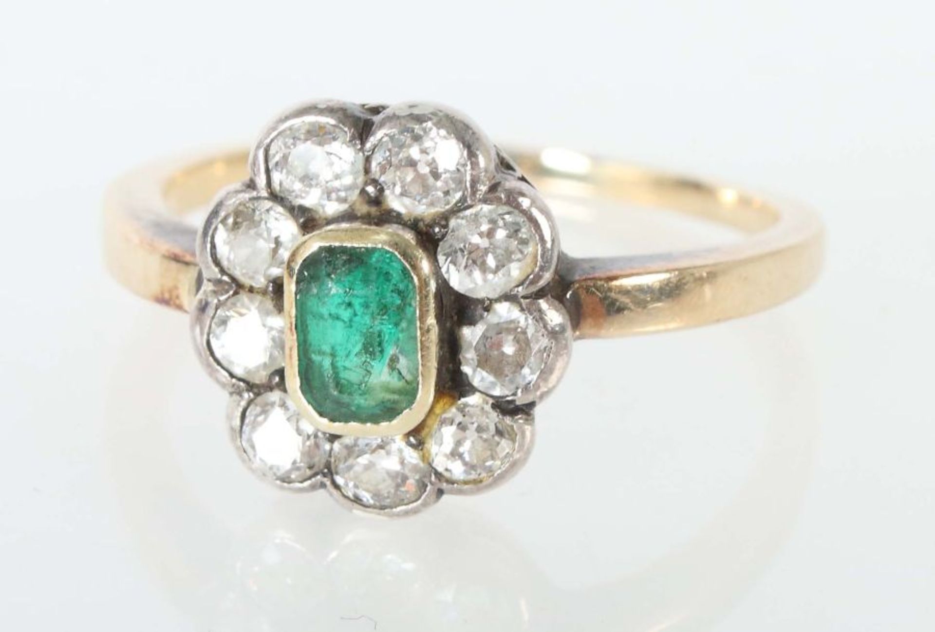 Entourage-Ring Anfang 20. Jh., Gelbgold 585/Silber, der Ringkopf mit gefasstem Smaragd im Emerald-