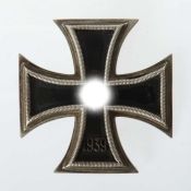 Eisernes Kreuz 1939, 1. Klasse, Schinkel Form an Nadel, leicht gewölbte Form, geschwärzter