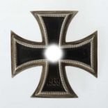 Eisernes Kreuz 1939, 1. Klasse, Schinkel Form an Nadel, leicht gewölbte Form, geschwärzter