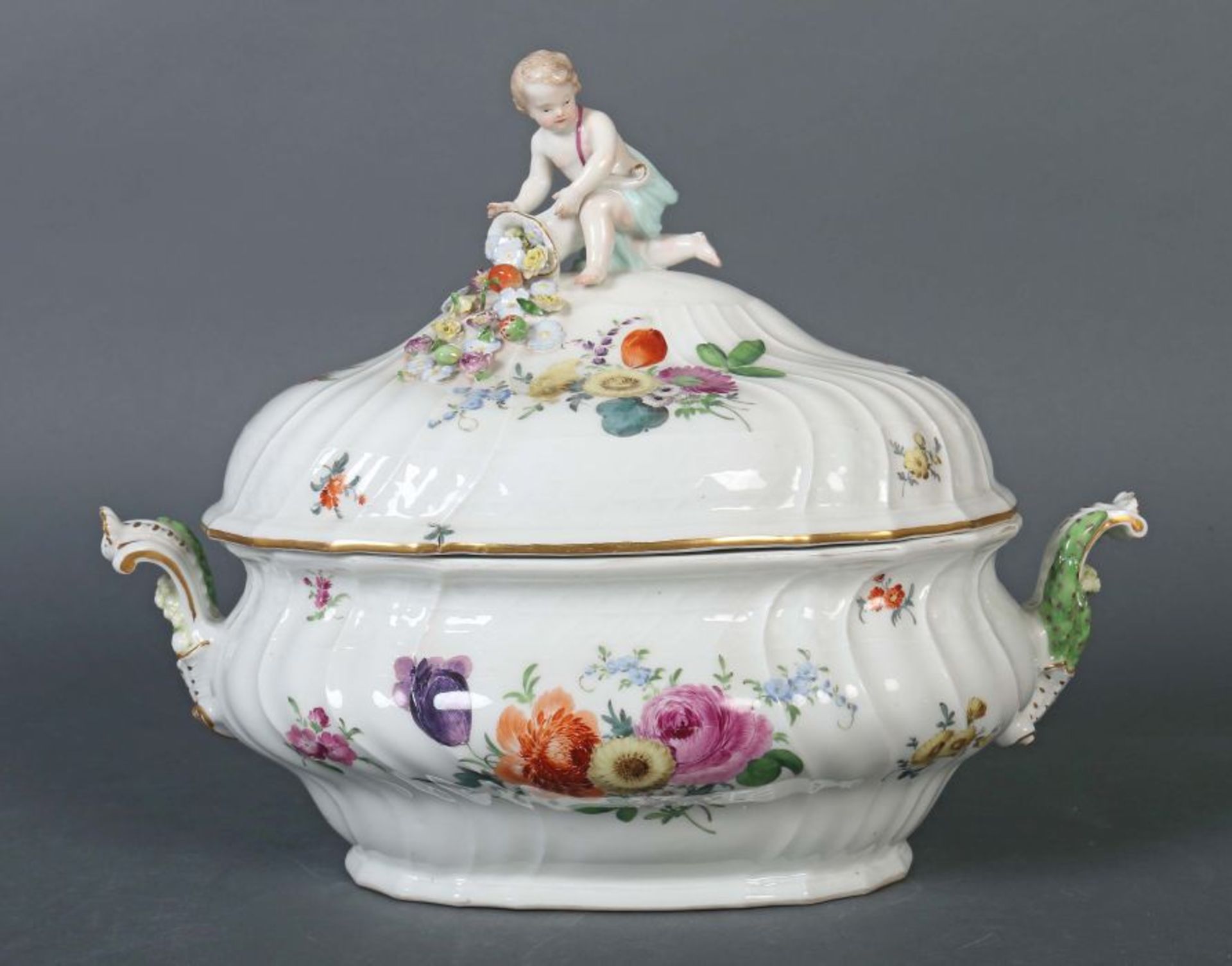 Prunkvolle Deckelterrine Meissen, ca. 1756-80, Porzellan, glasiert und in Aufglasurmalerei mit