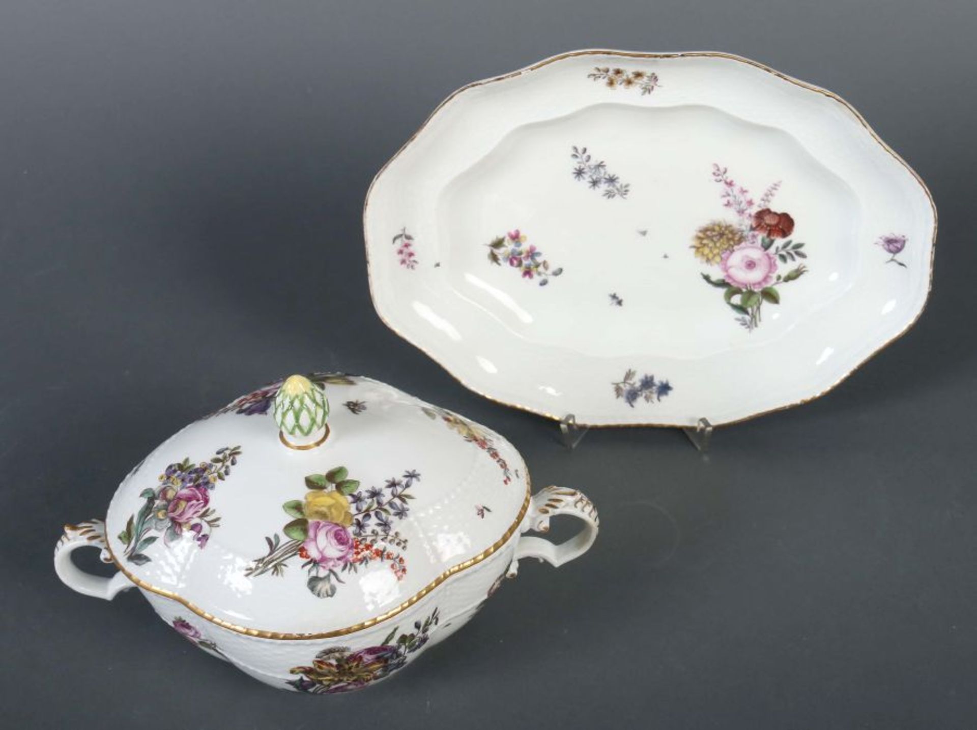 Kleine Deckelterrine mit Unterer Meissen, ca. 1756-80, Porzellan, glasiert und in polychromer - Bild 2 aus 3