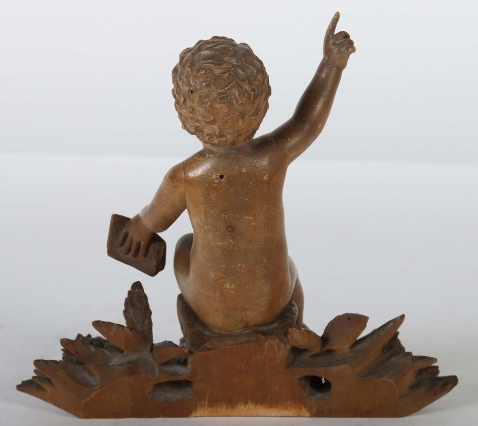 Bildschnitzer des 19. Jh. "Putto", Holz geschnitzt, vollplastische Figur eines Knabens mit Buch in - Bild 3 aus 3