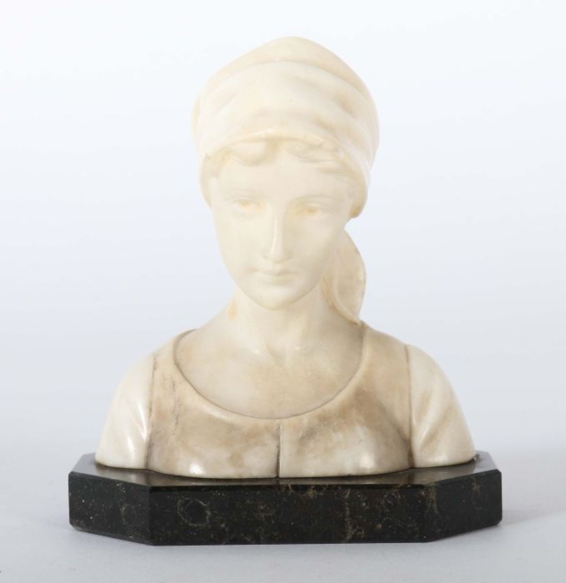 Bildhauer des 19./20. Jh. "Mädchenbüste", Alabaster, vollplastische Ausführung, das Haar unter - Bild 2 aus 4