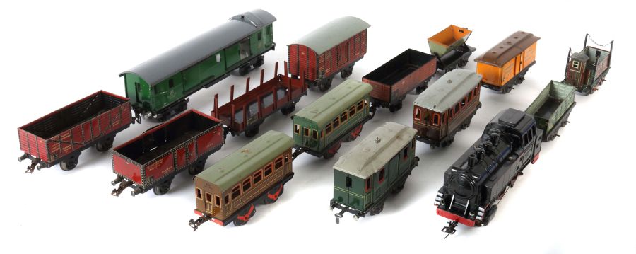 Konvolut Eisenbahnen Spur 0, 1 x Zeuke-Lok T55, Kunststoff, L: 21,5 cm; 2 x Zeuke-Güterwagen: