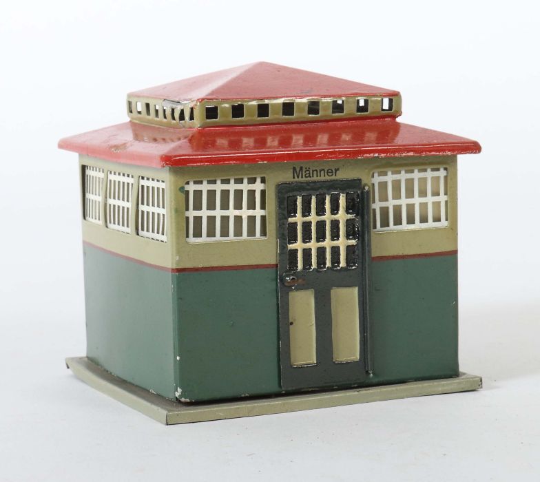 Toilettenhaus Märklin, Spur 0/1, Modell 2599, BZ 1919-1929, quadratisch, 2 Türen zum Öffnen, bez. - Image 2 of 2