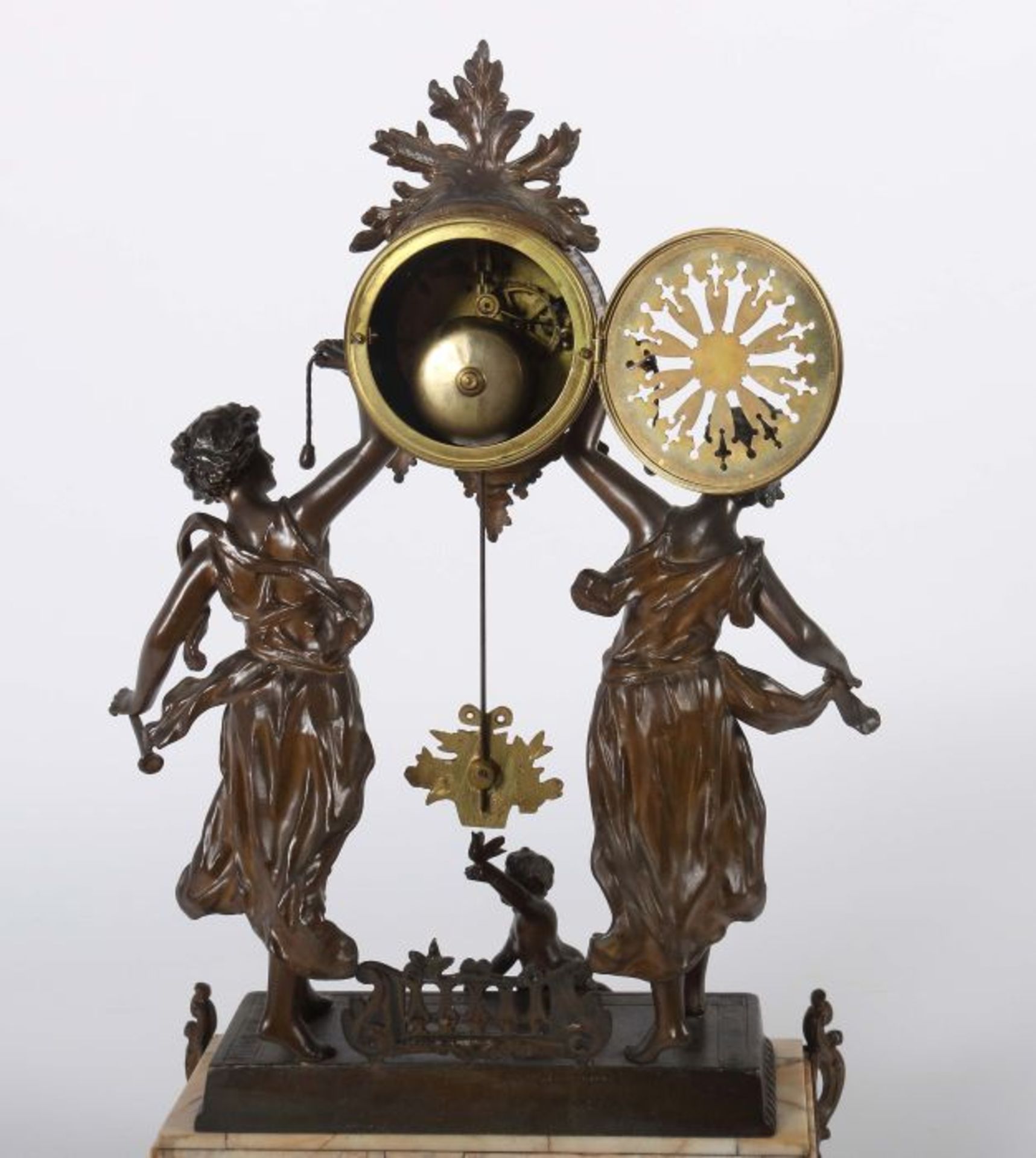 Große Figurenpendule Ende 19. Jh., Bronze/Marmor, rundes Uhrengehäuse, mit weißem - Bild 4 aus 4