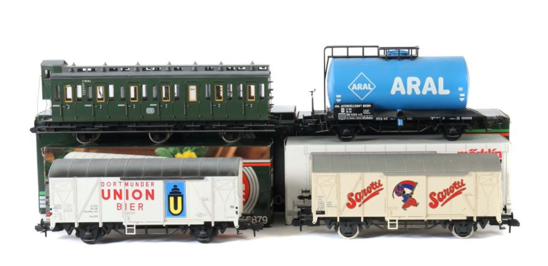 4 Wagen Märklin, Spur 1, 1 x Personenwagen 5804 im OK; 1 x Tankwagen "Aral" 587; 1 x Kühlwagen "