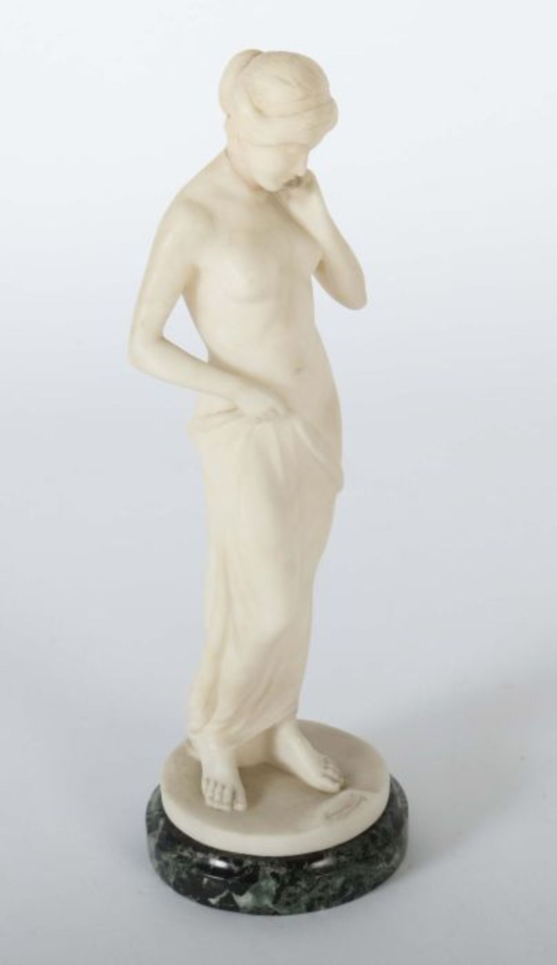 Bildhauer des 19./20. Jh. "Nach dem Bade", Alabaster, vollplastische Figur eines stehenden - Bild 3 aus 5