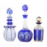 Drei Flakons mit Stöpsel Böhmen, um 1860, farbloses Glas, part. kobaltblau über- bzw. unterfangen