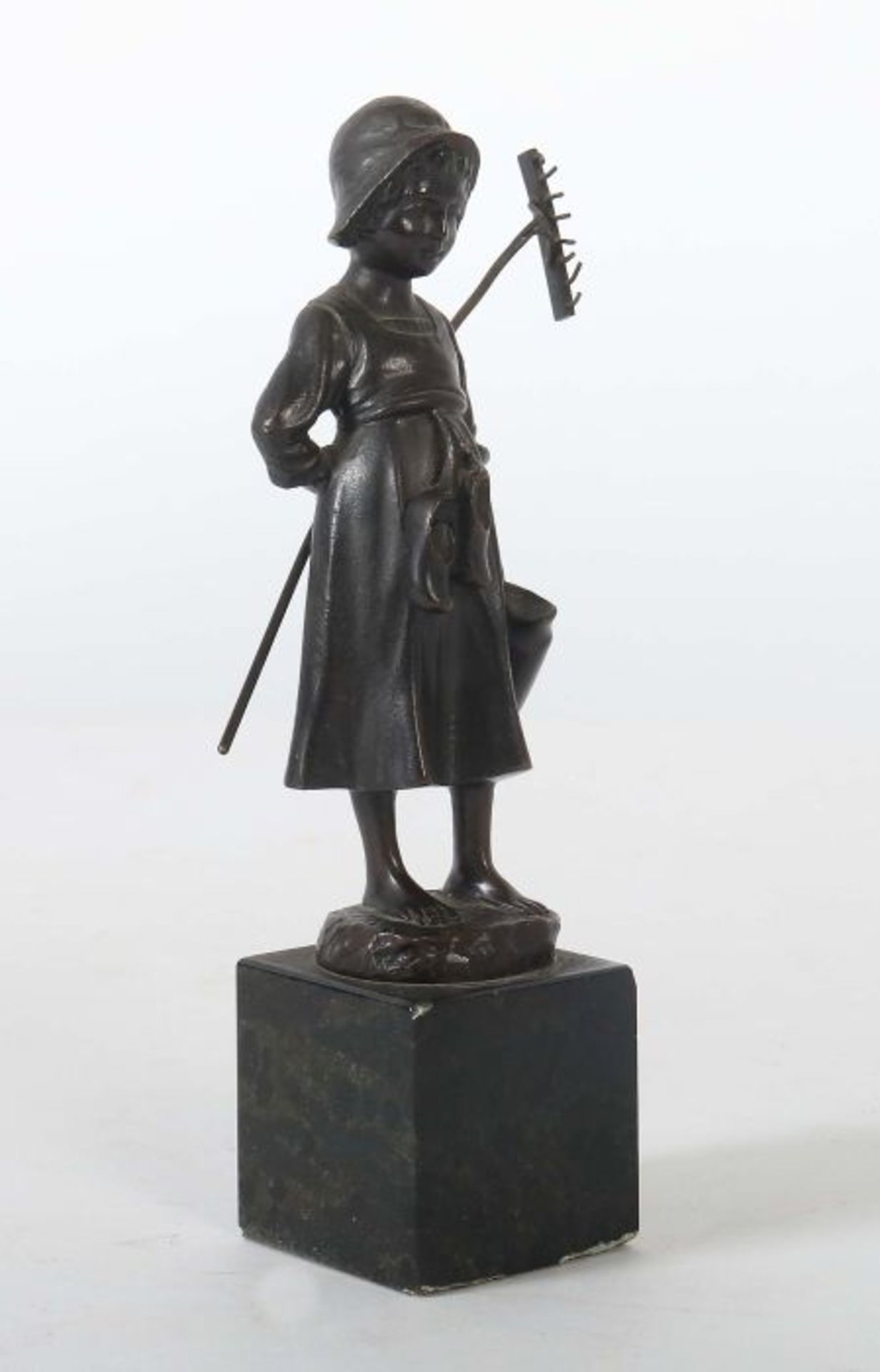 Pilar, Johan (nach) 1870 - 1930, Wiener Bildhauer. "Magd mit Rechen", Bronze, vollplastische - Bild 2 aus 3