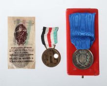 3 Orden Italien 1./2.WK, 1 x ital. Tapferkeitsmedaille an blauem Band im Etui; 2 x Medaille: