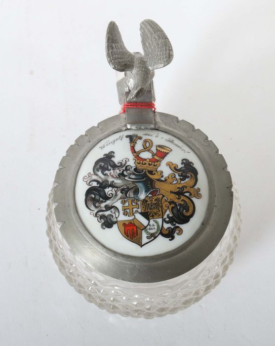 Tübinger Igel Klarglas mit Rautenrelief, Zinndeckel mit Porzellaneinsatz, darauf Studentika-Wappen - Image 2 of 3