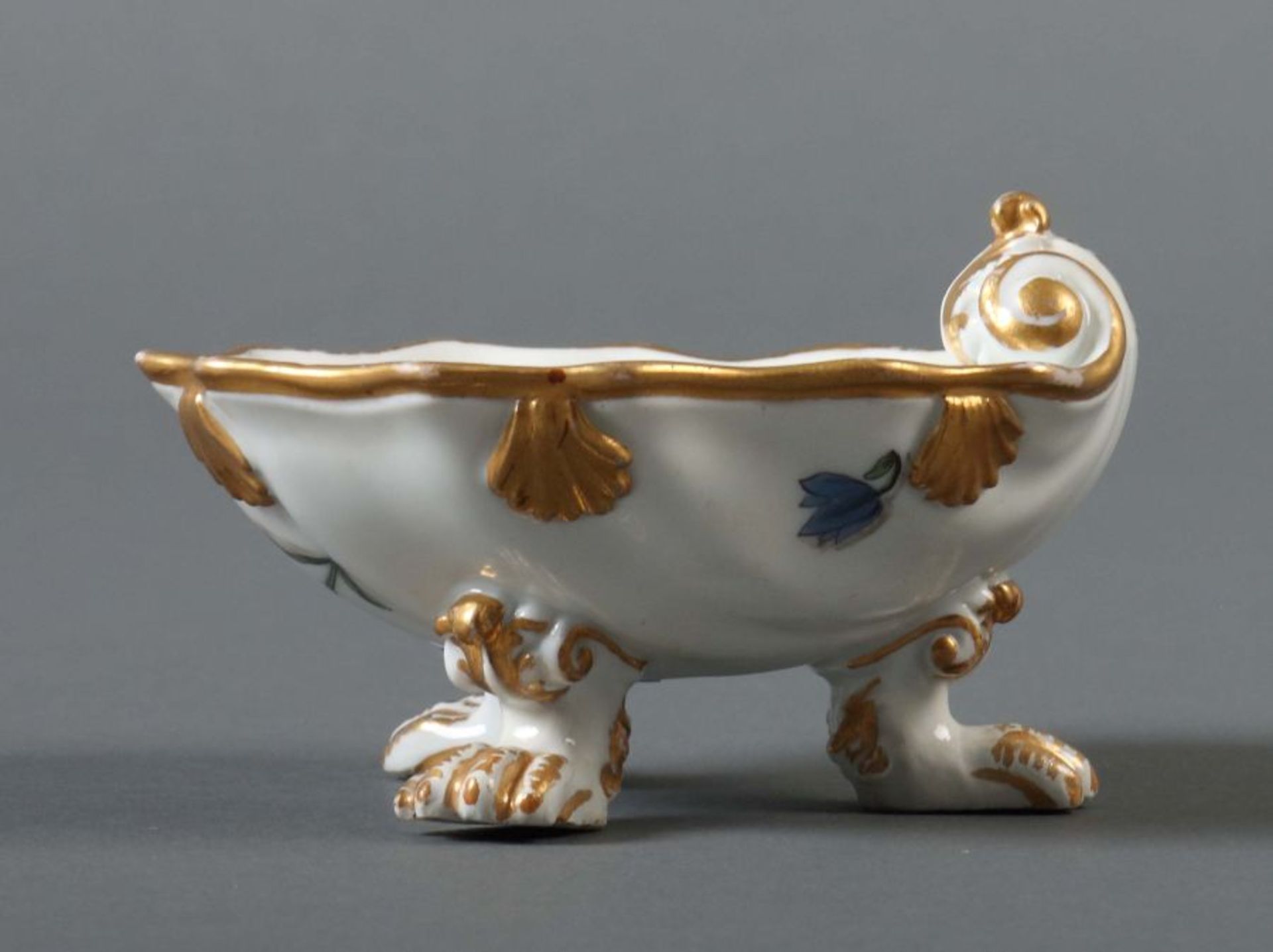 Rokoko-Salière Meissen, 1722-1762, Porzellan, glasiert und mit polychromer Aufglasurmalerei - Bild 2 aus 4