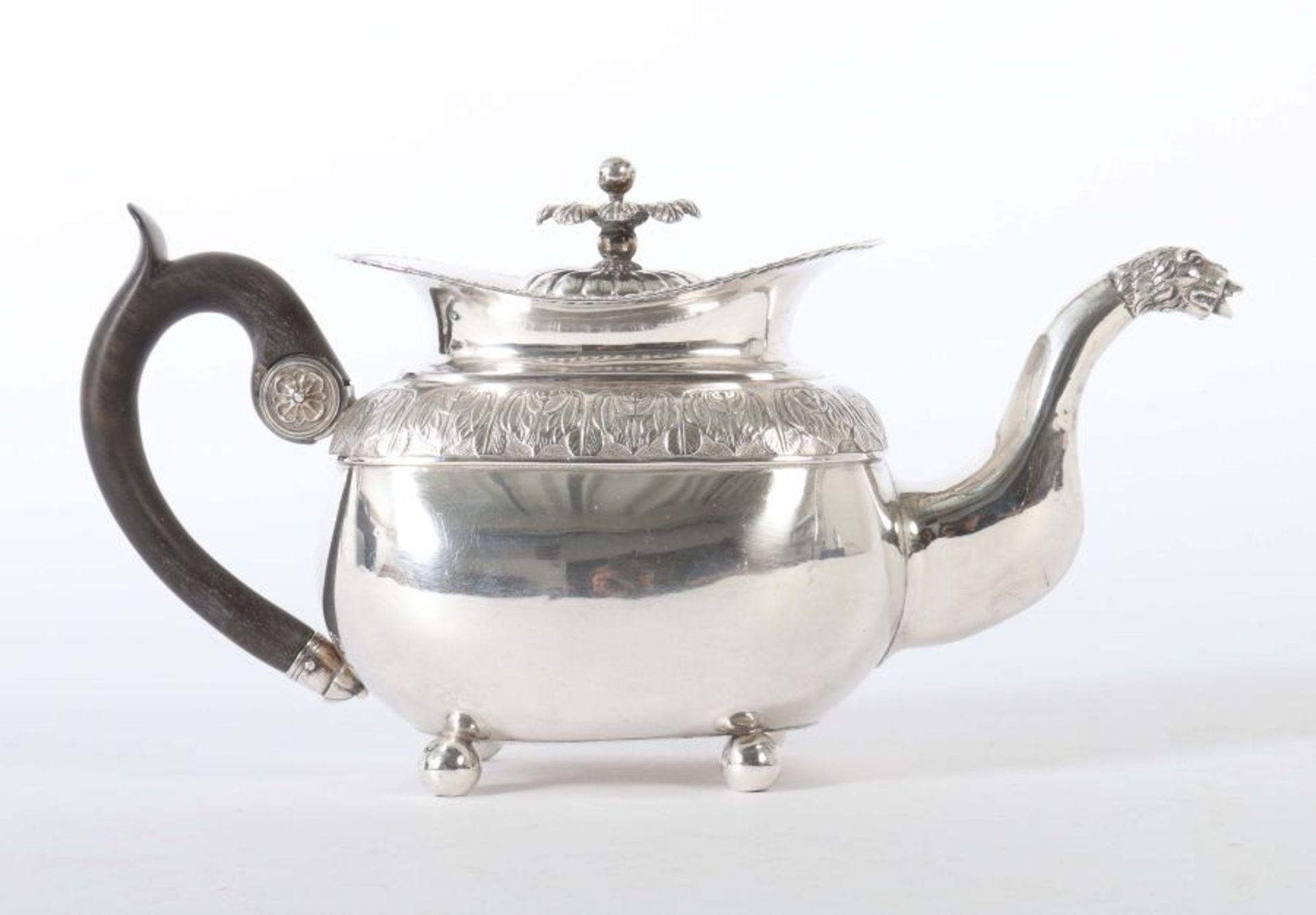Teekanne Hamburg, 1. Drittel 19. Jh., Silber, ca. 474 g, von 4 Kugelfüßen getragener ovaler