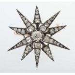 Brosche in Sternform um 1880, Rotgold 585/Silber, 10-zackiger Stern, im Zentrum mit einem Diamant