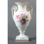 Amphorenvase Meissen, 1860-1924, Porzellan, glasiert, auf Vorder- und Rückseite je ein polychromes