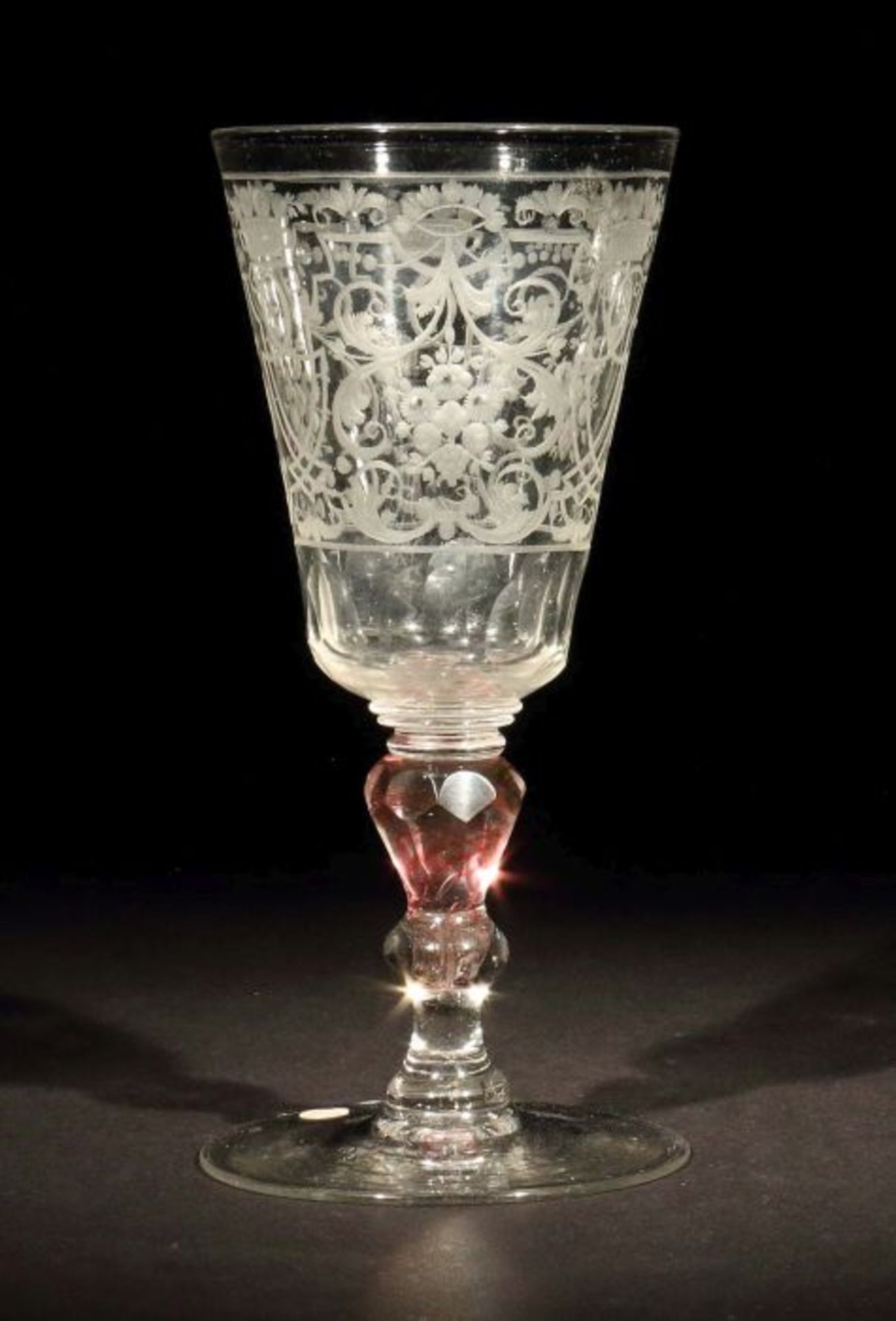 Pokal mit Goldrubinfäden Böhmen, um 1720, farbloses Glas mit Scheibenfuß und Abriss, die sich nac