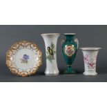 Drei Vasen und ein Zierteller Meissen, 1958, 1962, 1977, 1980 (je mit Jahreszeichen), Porzellan mit