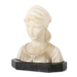 Bildhauer des 19./20. Jh. "Mädchenbüste", Alabaster, vollplastische Ausführung, das Haar unter