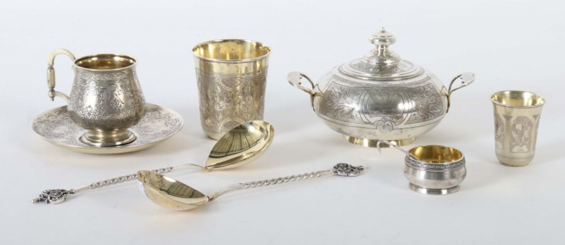 Konvolut russisches Silber 19./20. Jh., Silber 84/875/916, ca. 715 g, 9-tlg. best. aus: Tasse mit