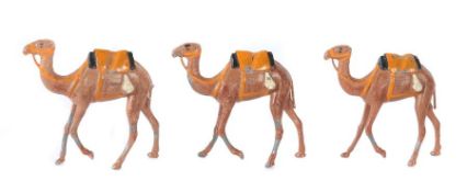 3 Kamele 1930er Jahre, Zinn, bemalt, mit Sätteln und Satteltaschen, in org. Karton: "Types of