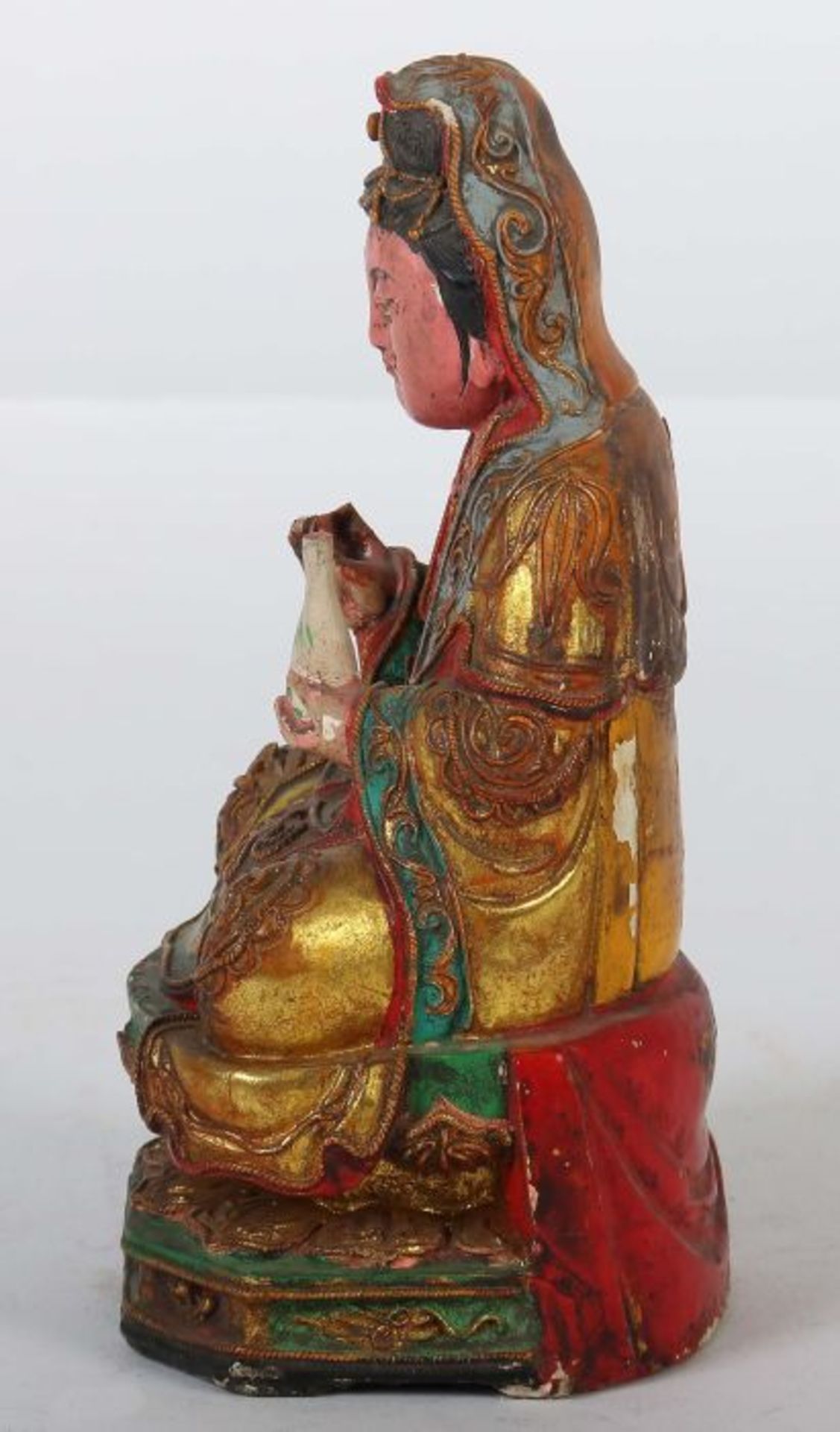 Guanyin wohl frühes 20. Jh., Holz/mit Textil bezogen und farbig staffiert, in vajrasana auf - Bild 2 aus 4