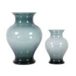 Jachmann, Erich Entwerfer für WMF. 2 Vasen, WMF, Geislingen, 1970er Jahre, turmalinfarbenes Glas,