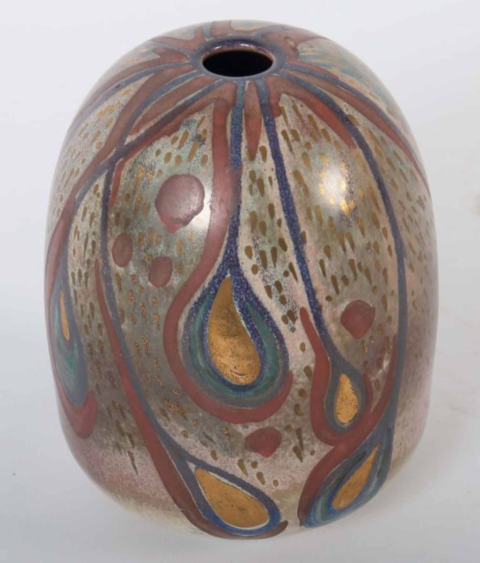 Vase Wohl 2. Hälfte 20. Jh., bräunlicher Scherben, das Dekor tropfenförmig in Rostrot, Gold, Blau - Bild 3 aus 4