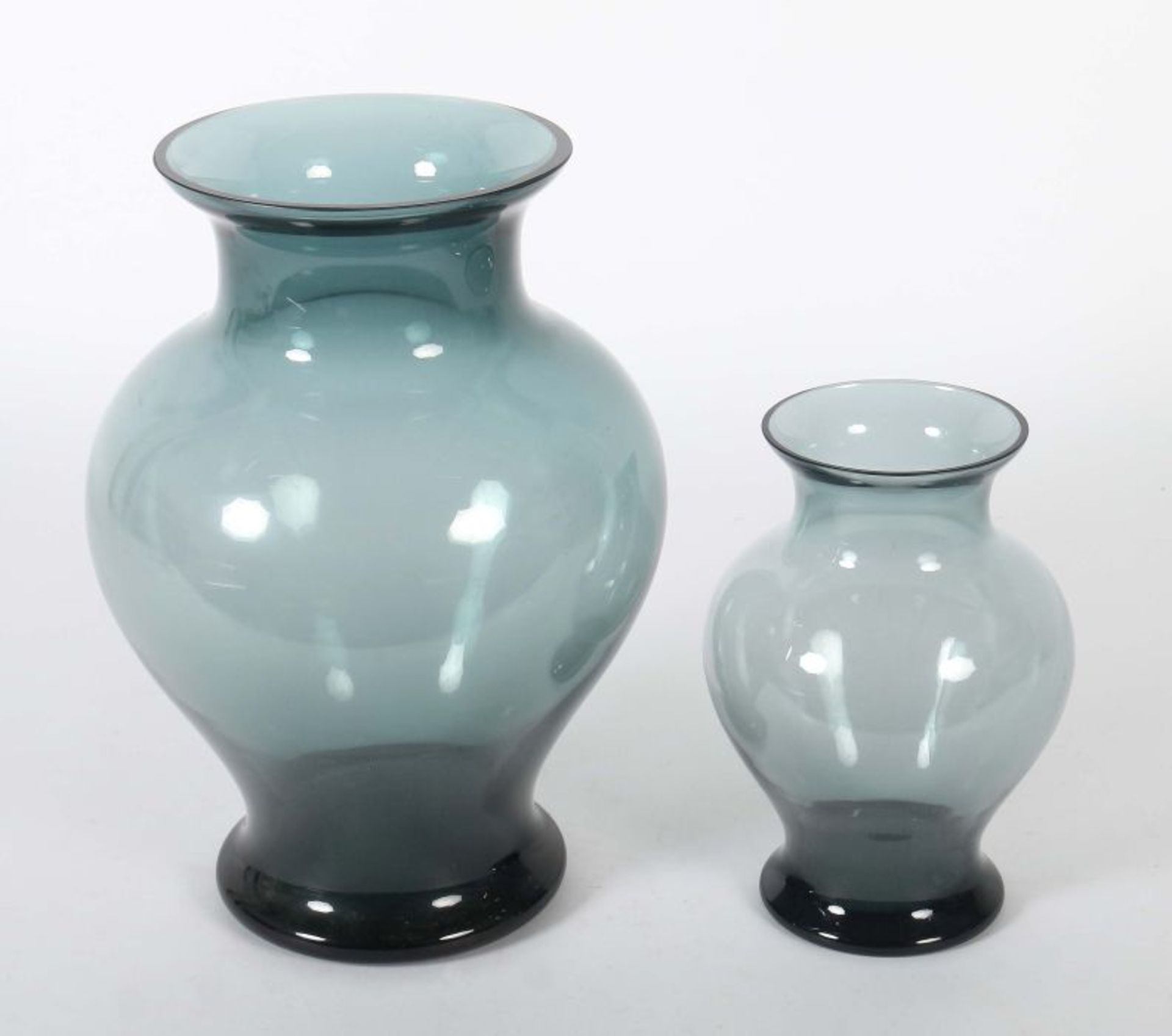 Jachmann, Erich Entwerfer für WMF. 2 Vasen, WMF, Geislingen, 1970er Jahre, turmalinfarbenes Glas, - Bild 2 aus 3
